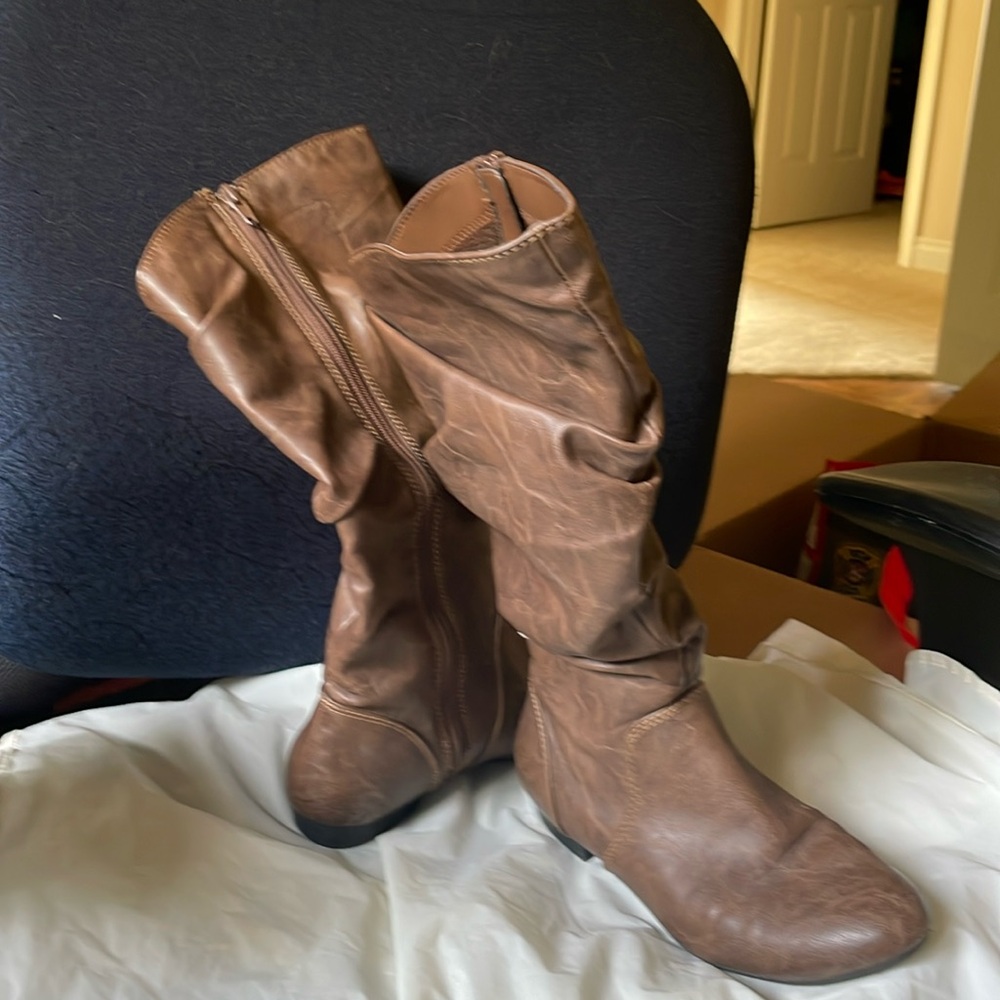 Women’s Tan Slouchy Boots Size 7 EUC